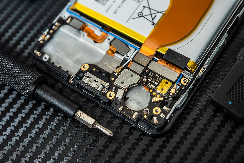 iQOO手机拆解：热管+铜箔+石墨导热膜该有的都有了