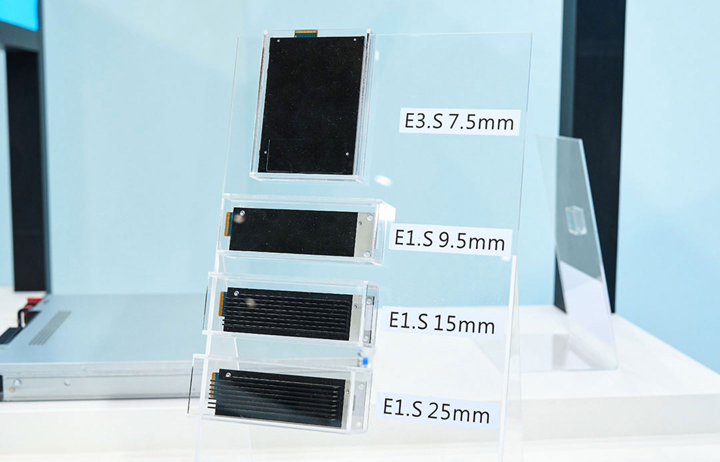 EDSFF 數據中心 SSD 採用 KIOXIA 新式的 E1.S 與 E3.S 形式，現場也提供了不同尺寸的產品比較。