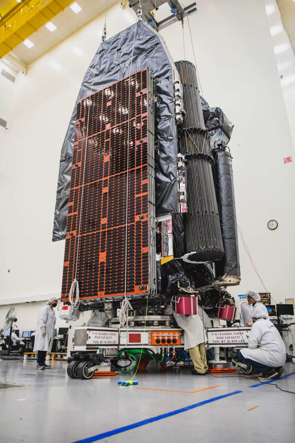 波音研制的首颗 Viasat-3 超高通量通信卫星出厂